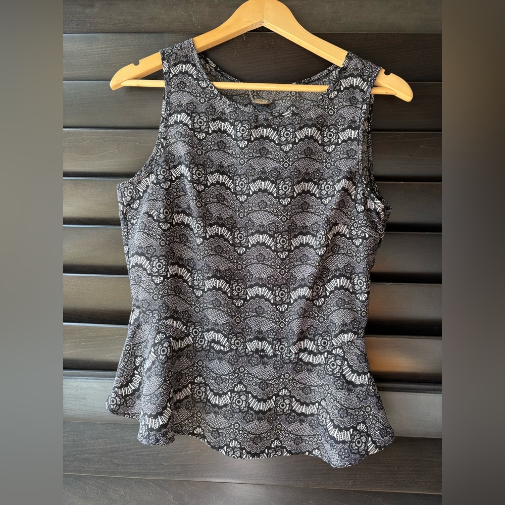 Ali & Kris Women's Sleeveless Peplum Blouse Black White faux lace pattern Med